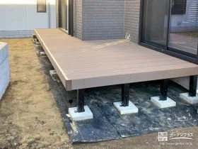 2つの掃き出し窓を繋ぐ便利なウッドデッキ[施工後]