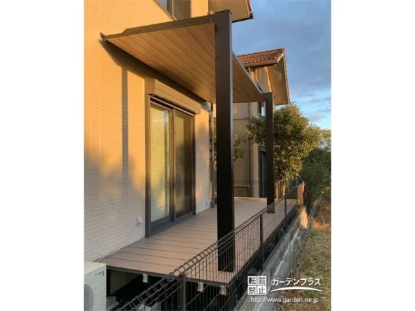 テラス屋根とウッドデッキで憩いの空間を提供したリフォーム工事