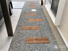 枕木材がアクセントで雑草知らずのアプローチ[施工後]