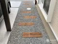 枕木材がアクセントで雑草知らずのアプローチ