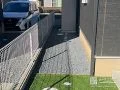 防草シートと砂利で雑草対策をした犬走り