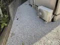 建物周りの雑草対策と樹木の剪定を行い外構をすっきり整えた工事