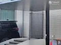 玄関前のプライバシーを確保！スタイリッシュな目隠しフェンス