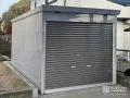 バイク保管庫のシャッターを下ろした様子