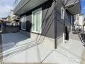 コンクリート打設で清潔感抜群な駐車スペースと玄関アプローチ