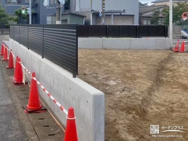 敷地境界線を守るフェンスの設置工事