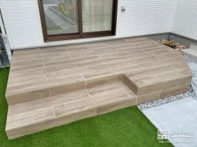 屋外リビングとしても活用できるタイルデッキ[施工後]