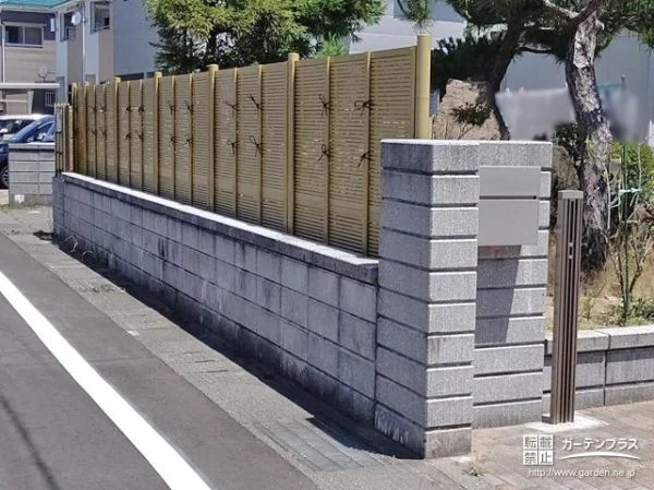 上品で品格ある竹調の目隠しフェンス