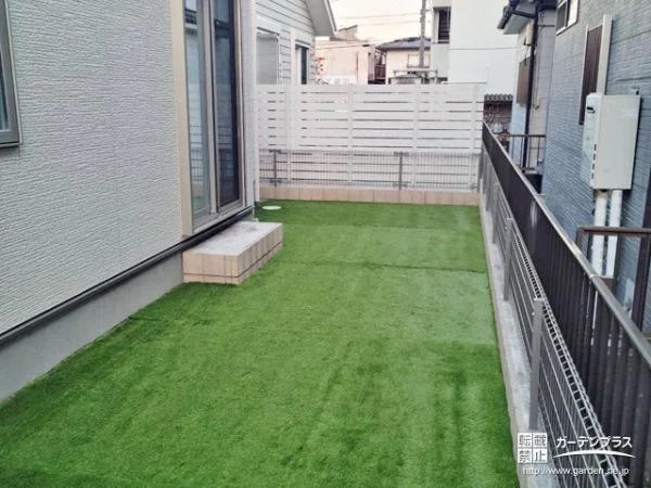 雑草が生い茂っていたお庭を防草シートと人工芝で整えた工事