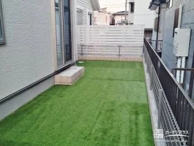 雑草が生い茂っていたお庭を防草シートと人工芝で整えた工事