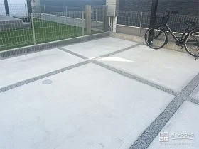 駐車スペースに透水性を備えたスリットを入れて排水性を向上[施工後]