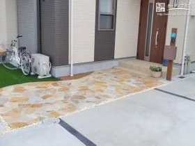 玄関まわりを華やかに彩る天然石の乱形石アプローチ[施工後]