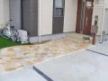 玄関まわりを華やかに彩る天然石の乱形石アプローチ