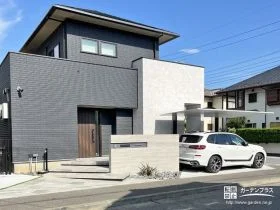高級感あふれるモノトーン新築外構！昼と夜で楽しむ上質な空間デザイン