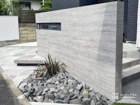 グレータイルで魅せるスタイリッシュなエントランス