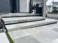 上質なタイル仕上げの玄関アプローチ