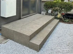 デッキにステップを取り付けお庭との行き来をスムーズにした工事