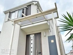 パーゴラデザインのテラス屋根で明るく開放的なエントランスへ[施工後]