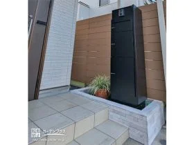 植栽スペースと機能門柱を集約したスタイリッシュな門周り