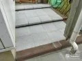 縁のカラーを変えることで視認性を高めた玄関ポーチ階段