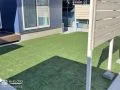 白いフェンスと人工芝の緑がマッチする爽やかなお庭