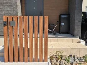 枕木材と割栗石がアクセントとなった玄関前スぺース[施工後]