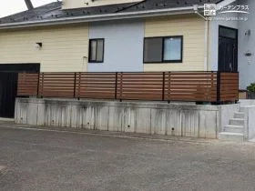 パステルカラーのお住まいを引き立てる温かみのある目隠しフェンス[施工後]