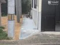 土間コンクリートで舗装した犬走り