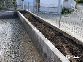 フェンスの内側にブロックで植栽スペースを設けたリフォーム工事
