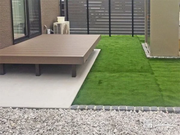 快適なアウトドア空間のウッドデッキが面する緑鮮やかなお庭工事