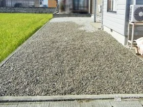 建物周りを草むしりの手間をかけずに綺麗に保つリフォーム工事