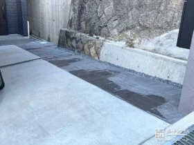モダンな住宅デザインと調和するアプローチ[施工後]