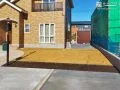 四季を通じて緑の彩りを楽しめる天然芝