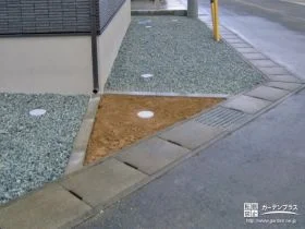 一画に設けた植栽スペースがアクセントとなった犬走り[施工後]