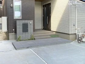 植栽でアクセントを取り入れたモダンな門周り[施工後]