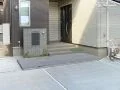 植栽でアクセントを取り入れたモダンな門周り