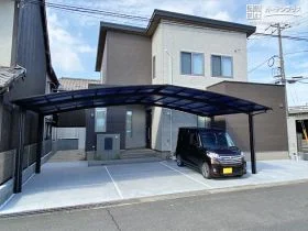迫力のある3台用カーポートとモダンな門周りが融合した新築外構