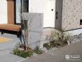 存在感のある石積門柱とナチュラルな植栽スぺース
