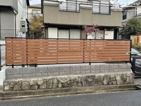 お手入れ不要の美しさを手に入れる目隠しフェンス[施工後]