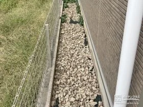 白砂利を用いてお住まい周りを明るい印象に[施工後]