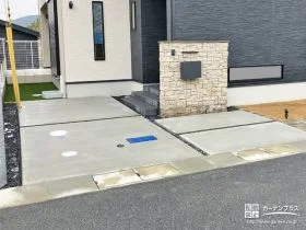 シックで高級感のある黒玉砂利を使用した駐車スペース[施工後]
