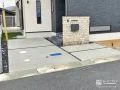 シックで高級感のある黒玉砂利を使用した駐車スペース