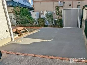 コンクリートを打設しレンガで温かみを加えたお庭の雑草対策工事