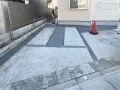 駐車スペースのスリットも土間コンクリートで舗装し、雑草対策を施しています。