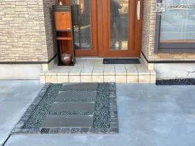 和モダンな雰囲気を演出する玄関アプローチ[施工後]