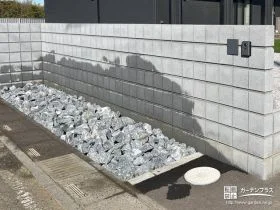 門柱前に割栗石でアクセントをプラス[施工後]