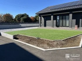 広々としたお庭に美しい緑を一年中楽しめる人工芝を敷設した工事