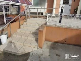 玄関ポーチをタイル貼りで一新し明るく仕上げたリフォーム工事