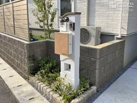 シンプルながらも洗練された、ナチュラルな機能門柱[施工後]