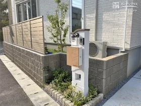 お住まいに調和する頑丈な土留めと目隠しフェンス[施工後]